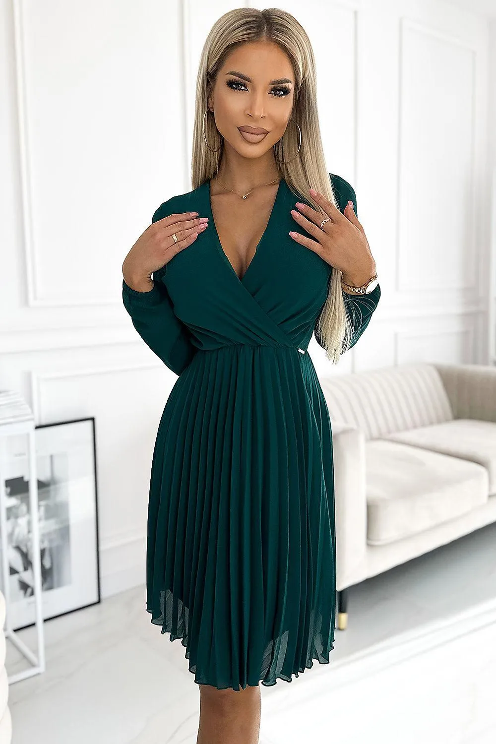 Numoco Pleated chiffon dress with neckline and long sleeves